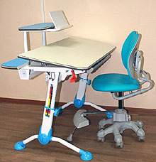 Детский компьютерный стол и детское кресло