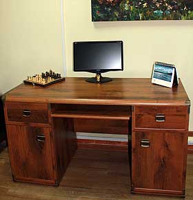 Компактный письменный стол с ящиками