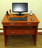 Компактный письменный стол