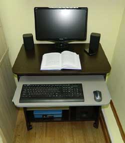 Компактный письменный стол для ноутбука