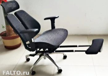 Офисное кресло с выдвигаемой подножкой