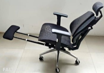 Офисное кресло с выдвигаемой подножкой