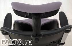 Регулируемый подголовник по высоте и углу наклона