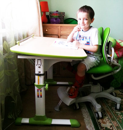 Детский компьютерный стол с регулируемым углом наклона