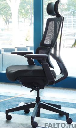 Черное инновационное кресло