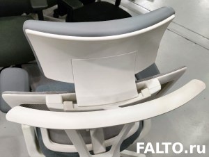 Белая вешалка для одежды на кресло Falto