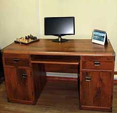 Классический письменный компьютерный стол с ящиками