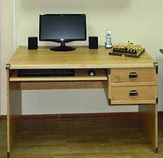 Классический письменный компьютерный стол