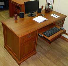 Письменный компьютерный стол для кабинета