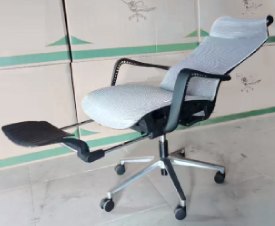 Белое офисное кресло с подножкой