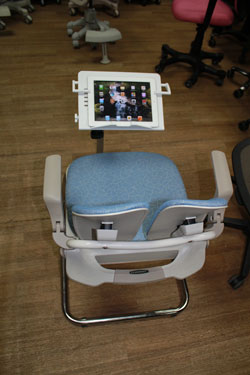 Напольный кронштейн для планшета и домашнее кресло DUO