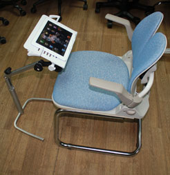 Напольный кронштейн для планшета и домашнее кресло DUO